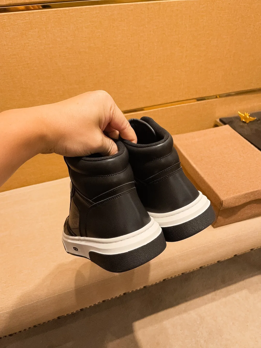 Men's shoes💰 480💰[Dior]🔥 High-end men's shoes brand official website 1:1 latest masterpiece: the upper is made of Italian imported first-layer cowhide with a comfortable and breathable lining➕original non-slip and wear-resistant outsole🔥, making walking more convenient and comfortable! An exclusive new model, a stunning work, a beautiful 1:1 replica [color] compared to the official quality! Create a fashionable personality to set off your uniqueness! A must-have for trendy men! Classic 🔥Size: 38-44 Color: 🔥 2⃣️colors available🔥.